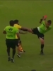 😲练家子？球迷不满红牌偷袭裁判被高抬腿放倒！