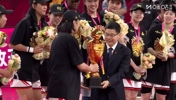 四年三冠！赛后颁奖仪式，四川女篮全队捧起总冠军奖杯！