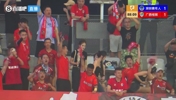 吸睛！中甲广西恒宸破门后镜头给到广西球迷看台高颜值小姐姐们