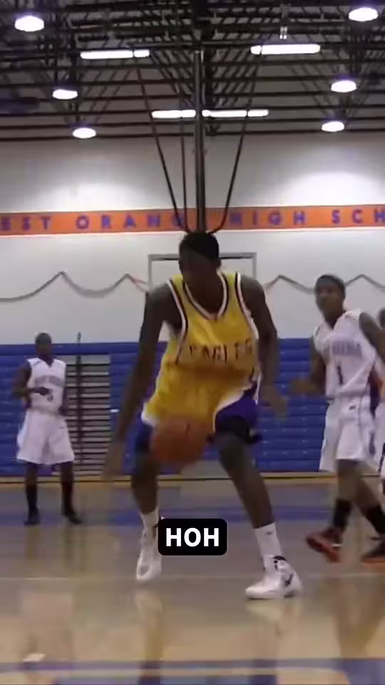 谁能想到，这位身材纤细的小伙，未来能成为联盟的MVP？😂